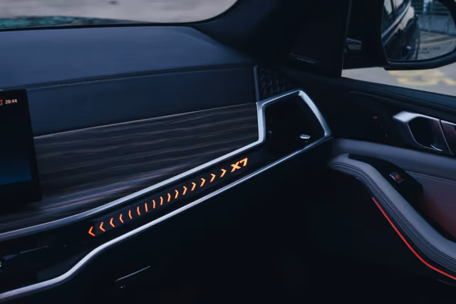 BMW X7 40i — tył ¾, wynajem w Warszawie