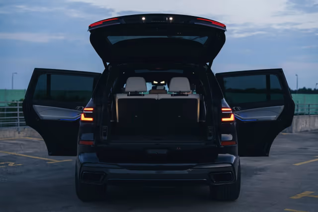 BMW X7 40i — detal, wynajem w Warszawie