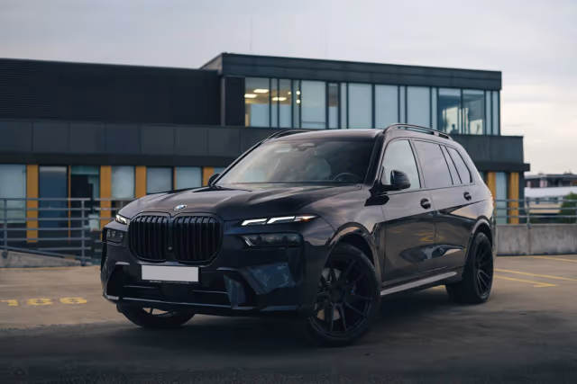 BMW X7 40i — przód ¾, wynajem w Warszawie