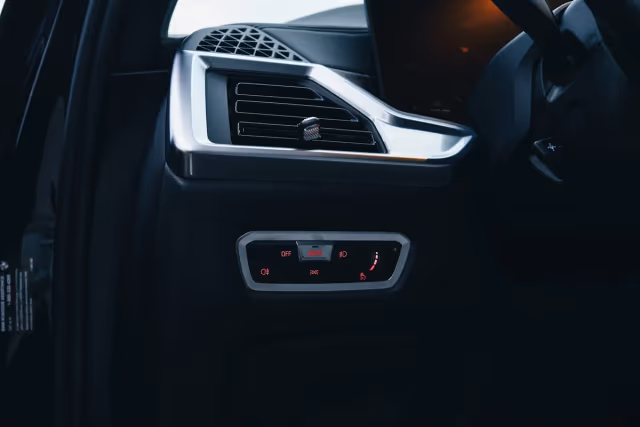 BMW X7 40i — detal, wynajem w Warszawie