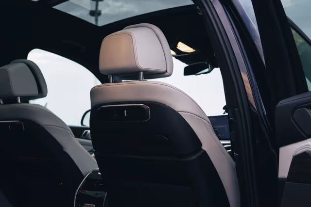 BMW X7 40i — bok, wynajem w Warszawie