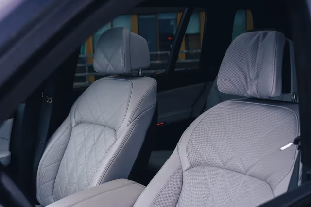BMW X7 40i — tył ¾, wynajem w Warszawie