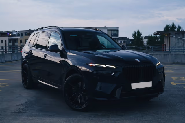 BMW X7 40i — tył ¾, wynajem w Warszawie