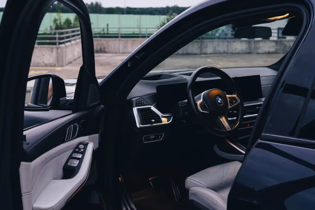 BMW X7 40i — detal, wynajem w Warszawie