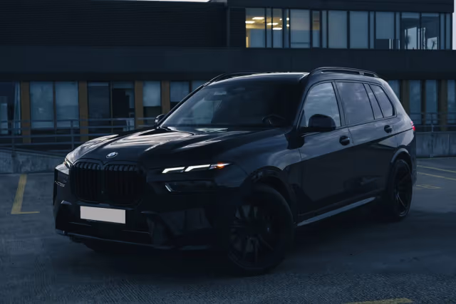 BMW X7 40i — przód ¾, wynajem w Warszawie